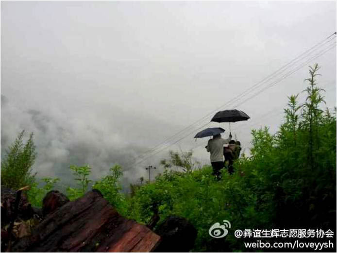 江南大學(xué)“彝誼生輝”志愿服務(wù)隊(duì)曾六次赴大涼山開展暑期實(shí)踐,今年的支教地點(diǎn)是涼山州德昌縣熱河鄉(xiāng)小司達(dá)村。7月7日,服務(wù)隊(duì)來到這里,開始近一個(gè)月的“篤學(xué)”支教夏令營。服務(wù)隊(duì)還積極尋找廠商合作,為村里募捐了不少節(jié)能用品和舊服裝。圖為一名孩子突發(fā)腹痛,隊(duì)員們冒雨攀越山路背她回家。