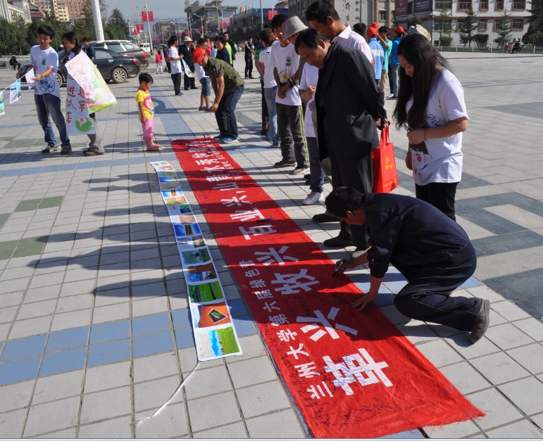 7月19日,蘭州大學(xué)第六屆綠色營在天祝藏族自治縣政府廣場順利展開了開營儀式。營員們通過新穎的人體海報和圖片墻在廣場宣傳,吸引了許多市民的關(guān)注與駐足。圖為市民在條幅上留下了自己的簽名和感言。