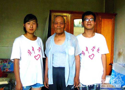 抗戰(zhàn)老兵張忙小與大學生志愿者。