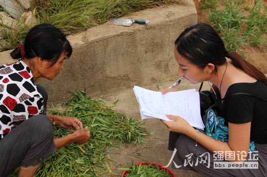 隊(duì)員入戶走訪做問卷調(diào)查。