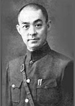 張自忠(1891—1940),字藎臣,后改藎忱,漢族,山東臨清人。張自忠青年時代參加同盟會,投身國民革命。1916年投奔馮玉祥,因才華出眾遂逐級得以提升。1940年5月,日軍集結30萬兵力發(fā)動棗宜會戰(zhàn)。張自忠親率所部迎戰(zhàn),與敵激戰(zhàn)十余晝夜,部隊傷亡慘重,被迫退入南瓜店十里長山。5月16日下午,張自忠身負重傷,壯烈犧牲,所部剩余將士全戰(zhàn)死沙場。5月28日,張自忠靈柩運至重慶,蔣介石、馮玉祥等親赴朝天門碼頭迎靈,并護送靈柩穿越全城。同年11月16日,張自忠將軍遺骸移葬于重慶北碚梅花山。