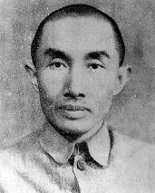 盧作孚(1893-1952),重慶市合川區(qū)人。著名愛國實業(yè)家、教育家。早年加入同盟會,投身國民革命,此后立志“教育救國”。1925年創(chuàng)辦民生實業(yè)公司,擬以辦航運業(yè)為基礎,兼辦其它實業(yè),以促進社會進步。1937年抗戰(zhàn)爆發(fā)后,其被國民政府任命為軍事委員會水陸運輸管理委員會主任。次年10月武漢失守,他指揮民生公司,冒著敵機的轟炸,以損失16艘輪船和犧牲116人的代價,成功實施了黨政機構與人員的撤退,重要工礦企業(yè)的內(nèi)遷,以及重要戰(zhàn)略和珍貴文物的搶運轉移,為全民族抗戰(zhàn)做出了重大貢獻。