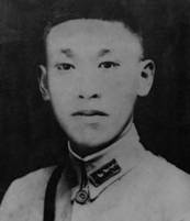 王超奎(1907—1941),重慶市武隆縣人。1928年投入駐防涪陵之國民革命軍楊森部,1937年全面抗戰(zhàn)爆發(fā)后,隨陸軍第20軍出川參加淞滬戰(zhàn)役。1941年12月參與第三次長沙會戰(zhàn),與500官兵頑強阻擊日軍三晝夜,最后與敵在肉搏中壯烈犧牲。會戰(zhàn)結束后,133師將王超奎營長的遺體葬于湖南湘陽的三江口向公嶺,立碑樹傳,以慰忠魂。太平洋戰(zhàn)爭爆發(fā)后,宋美齡在重慶發(fā)表的廣播講話中講道:“中國只有斷頭的將軍,沒有投降的將軍,守長沙的王超奎就是例子”。其因此被譽為“斷頭將軍”。