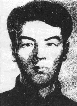 王德泰(1907—1936),東北抗日聯軍的著名將領,楊靖宇同志的親密戰友,東北抗日聯軍第二軍的創始人。“九一八事變”后,王德泰目睹日軍燒殺淫掠的種種暴行,他踴躍地參加了中共東滿特委組織的反日、反親日走狗、實行減租的秋收斗爭,不久,加入中國共產黨。1936年11月初,王德泰率軍在臨江、撫松交界的大陽岔把兩連偽軍包圍,迫使敵人投降。11月7日早7時,部隊遭到600余敵人的襲擊,王德泰帶領四師與六師的部分戰士與敵激戰。下午3時,在追殲逃敵時,不幸中彈犧牲。