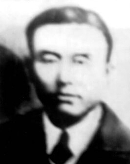 楊靖遠(1902年——1938年)滿族, 原名趙榮山,又名趙先周,遼寧省沈陽市東陵街人。八路軍冀魯邊軍區津南軍分區司令員。1931年“九一八”事變后,參加了東北抗日自治聯軍。1938年4月5日,受黨組織派遣,到冀魯邊區領導抗日斗爭,任國民革命軍別動總隊第三十一游擊支隊副司令員。1938年10月下旬,他指揮部隊攻打孫仲文的老巢大趙村,在戰斗中,負傷被俘。在敵人的鍘刀面前,大義凜然,堅貞不屈,1938年12月14日壯烈犧牲。2014年9月1日民政部公布第一批著名抗日英烈。