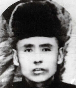 鄧鐵梅(1893—1934),出生于遼寧本溪。1931年10月下旬,鄧鐵梅成立“東北民眾自衛軍”,在丹東、鳳城、岫巖、莊河一帶活動。1932年3月,東北民眾抗日救國會委任鄧鐵梅為東北民眾義勇軍第28路軍司令。1934年5月30日晚,鄧鐵梅被沈廷輔帶領的偽便衣暗殺隊捕獲。1934年9月28日夜,鄧鐵梅在日軍百般勸降無效下被殺害。1935年共產黨發表的《八一宣言》中,稱他是“為救國而捐軀的民族英雄”。1988年被追認為革命烈士。2014年9月1日,被列入民政部公布的第一批300名著名抗日英烈和英雄群體名錄。