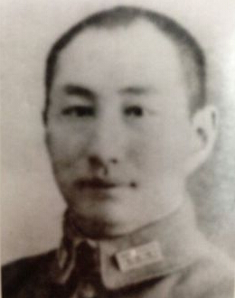 鄧玉琢(1903—1937),字溫璞,1903年生于安東縣前陽鄉石門村(現遼寧省東港市前陽鎮石門村)。 國民革命軍陸軍第67軍107師參謀長。1936年12月,他出任抗日聯軍臨時西北軍事委員會總部參謀處長。西安事變時,他積極協助張學良將軍籌劃一系列軍政措施,為推動全國抗戰做出了貢獻。1937年11月,淞滬戰役爆發,鄧部臨危受命,掩護主戰場撤退。在著名的“松江三日"中壯烈殉國。后被國民黨誣為“投敵叛變",蒙冤四十余截。