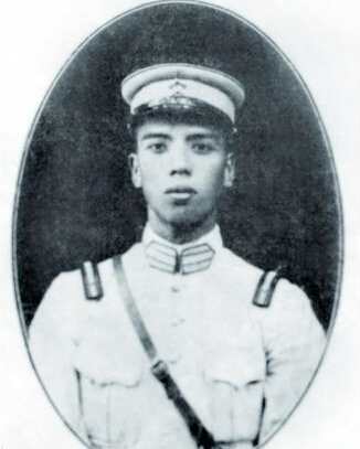 李蘭池(1898—1937),字錦卿,遼寧錦西人。國民革命軍陸軍第57軍112師副師長。1928年2月畢業后入奉軍,在軍隊中擔任下級軍官職務。1928年12月東北易幟后,奉軍改編為東北軍。全面抗戰爆發后,率部參加淞滬會戰,移駐江蘇淮陰,后又駐防南通、海門等地,守備長江左岸,李蘭池升任112師336旅少將副旅長。淞滬會戰失利后,李蘭池部集結于江蘇靖江一帶,參加江陰保衛戰,與日軍血戰。日軍為侵占南京,發動猛烈進攻,李蘭池將軍所部急調保衛南京,參加南京保衛戰。于南京保衛戰中犧牲,時年39歲。