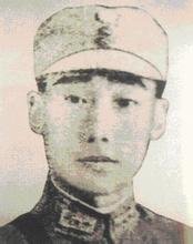 劉眉生,1905年3月生,貴州省遵義縣人。1923年,劉眉生考入貴州省赤水縣崇武軍校,1926年考入黃埔軍校第5期步兵科,畢業后投身北伐,1937年七七事變爆發后,劉眉生隨部隊先后赴南口增援第13軍抗擊日軍,途徑北平附近門頭溝時,遇日軍襲擊兄弟部隊,劉眉生當機立斷率部隊增援,親赴前沿陣地指揮作戰,最終大挫日軍。10月28日凌晨,劉眉生所在的85師遭到日軍猛烈炮擊,在前沿陣地指揮的劉眉生不幸被日軍炮彈擊,壯烈犧牲。國民政府追贈陸軍少將。