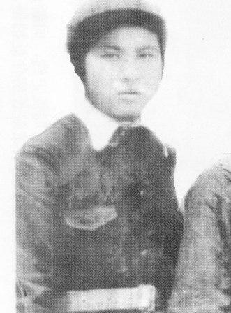 陳淑蓉,1920年10 月生,貴州省遵義縣人。1938年,陳淑蓉與進步同學赴延安進入中國人民抗日軍政大學學習。畢業后被分到抗大2分校警衛連當文書,期間光榮地加入中國共產黨。1943年4、5 月,日本帝國主義對冀東革命抗日根據地進行“掃蕩”,懷有身孕的陳淑蓉在轉移途中遭到日軍的伏擊,不幸落入魔掌。被押途中,她縱身跳崖,復被抓住嚴刑逼供,但她堅貞不屈, 沒有吐露半句真言,惱羞成怒的日軍最后將陳淑蓉殘酷殺害。