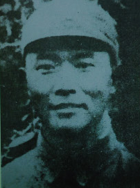 羅會廉, 1914年4月生,貴州省普安縣人。抗戰開始便毅然投身革命。他先后在延安抗日軍政大學、中國革命軍事委員會參謀訓練班學習,后分配到新四軍游擊支隊(后改為新四軍第4師)從事偵查工作。1944年12月初,羅會廉所在的偵查小分隊到蕭縣執行任務,被日寇20余人、偽軍300余人層層圍住。激烈的突圍戰中, 羅會廉越墻戰敵,飲彈致重傷。敵人從只剩一口氣的羅會廉口中套取情報未果,便殘忍用槍托、石塊一陣猛擊,羅會廉壯烈犧牲。
