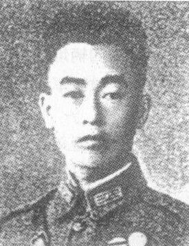 楊家騮,1905年9月生,貴州省荔波縣人。1926年,考入黃埔軍官學校第5期步兵科學習。1937年,楊家騮奉令率部參加著名的淞滬抗戰,負責防守嘉定一線,打退敵人多次進攻。淞滬會戰后,楊家騮奉令率部轉移到溧陽之張渚鎮,開始游擊活動,日軍調集優勢兵力,將楊家騮與所部將士圍困于金雞領,楊家騮和所部將士,與日軍激戰七日七夜。 1939年2月,楊家騮奉令率部阻擊沿瑞(昌)武(昌)公路南下日軍主力第四師團激戰中,不幸被敵彈擊中,壯烈殉國。