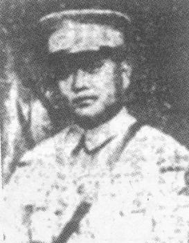滕久壽,1899年生,貴州省三都水族自治縣人。1919年畢業于貴州陸軍講武堂炮兵科,先后在黔軍中歷任排長、連長、營長、團長等職。1926年到廣州投奔國民革命軍,1929年被調到第十九路軍吳淞要塞司令部任參謀長。1932年 “一二八”事變爆發后,滕久壽奉命督戰。在激烈的戰斗中,不幸被炮彈片擊中炸斷了他的右手及穿透了胸腹,血流如注,壯烈犧牲。時年33歲。是“九一八”事變后,局部抗戰以來正面戰場上犧牲的第一位國民黨軍將領。