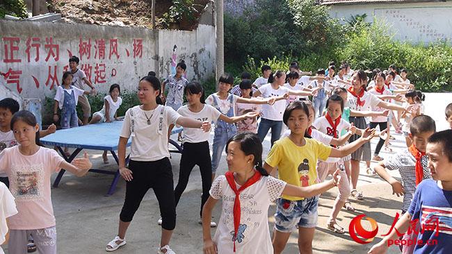 河南科技大學(xué)“一帶一路”義務(wù)支教與精準(zhǔn)扶貧調(diào)研實(shí)踐團(tuán)到河南宜陽(yáng)縣香鹿山鎮(zhèn)磚古窯村開(kāi)展義務(wù)支教和扶貧調(diào)研,圖為志愿者教孩子們太極拳。(團(tuán)隊(duì)提供)