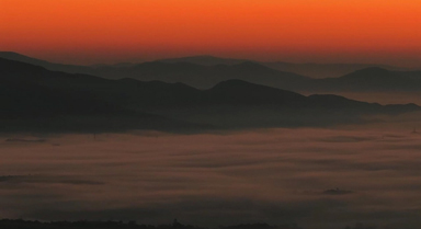 雲南南華：冬日日出“撞”雲海