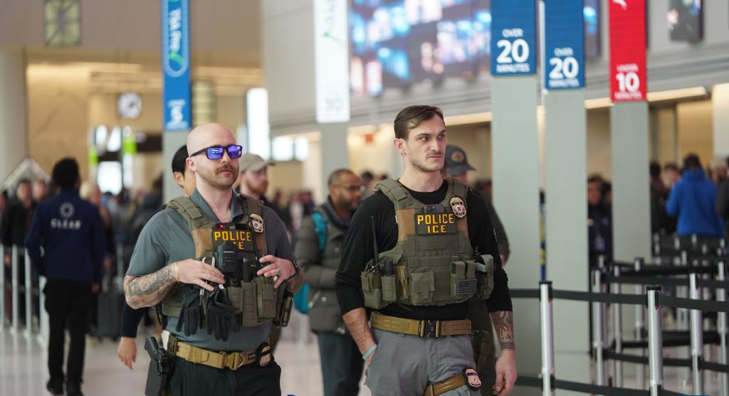 美國移民執(zhí)法人員開始在機場執(zhí)勤
