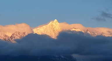 梅裡雪山上演日照金山